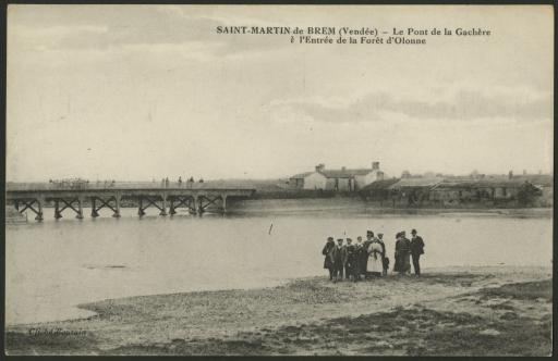Un groupe de personnes posant devant le chenal et le pont de la Gachère / Boutain phot., Croix-de-Vie.